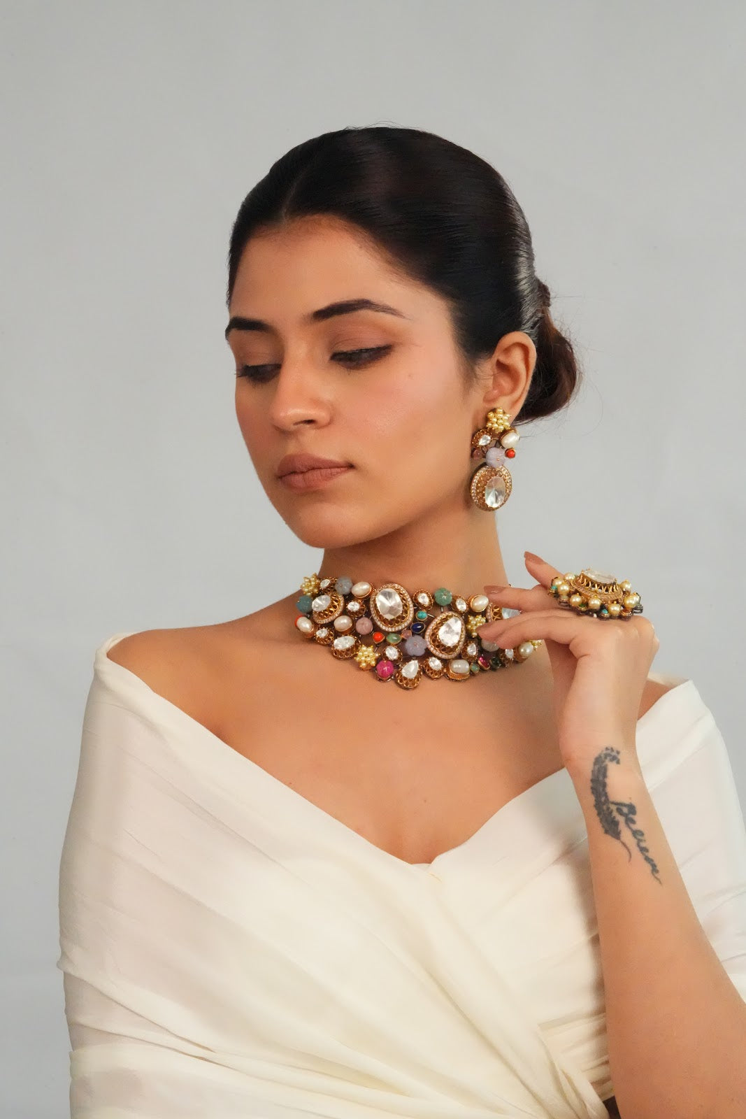 Elegant Detailed Centerpiece Choker with Earrings