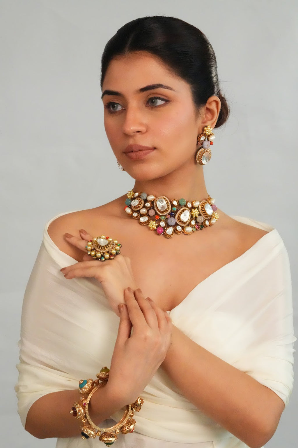 Elegant Detailed Centerpiece Choker with Earrings