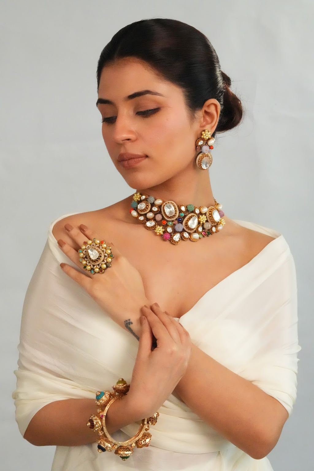 Elegant Detailed Centerpiece Choker with Earrings