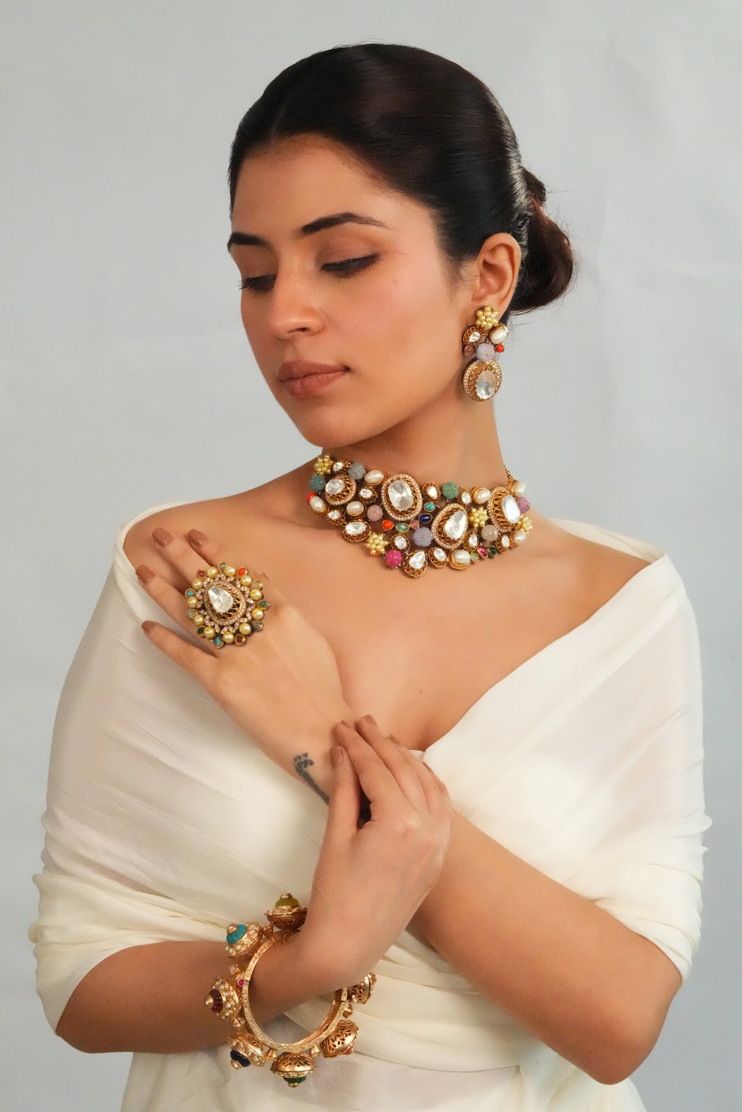Elegant Detailed Centerpiece Choker with Earrings