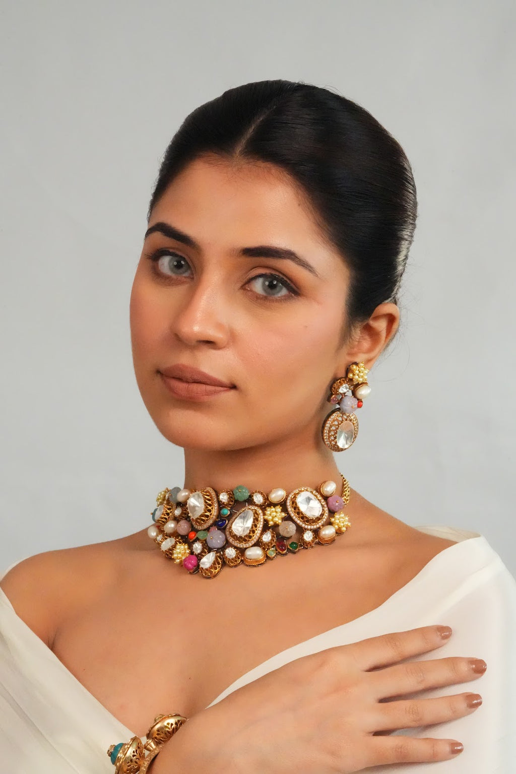 Elegant Detailed Centerpiece Choker with Earrings