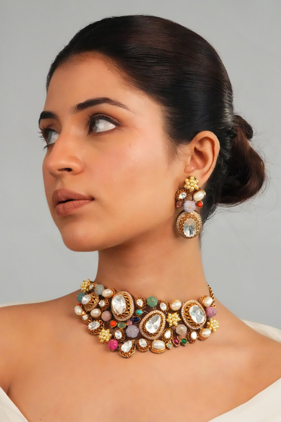 Elegant Detailed Centerpiece Choker with Earrings